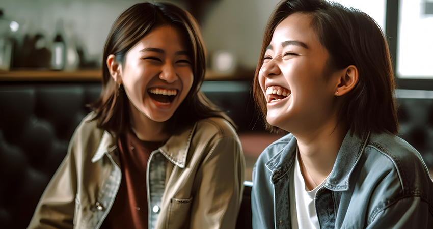談笑する女性たち