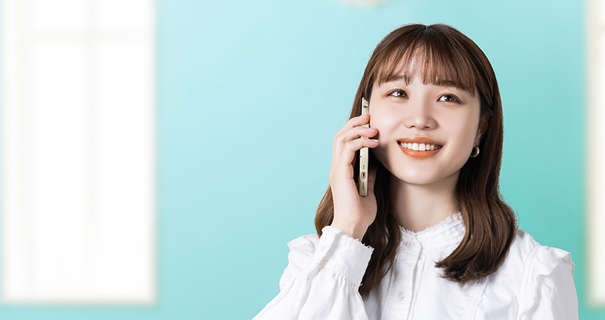 彼氏と電話で話す女性